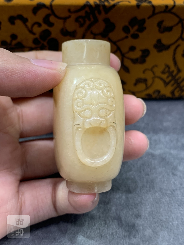 清黄玉浮雕兽耳衔环鼻烟壶 - 图5
